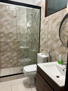 a bathroom with a shower and a toilet and a sink at Apartamento de 2 habitaciones en el centro de Tarija! in Tarija