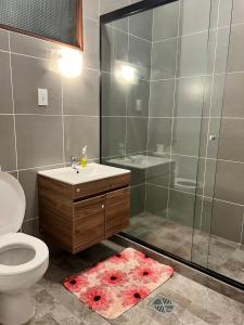 a bathroom with a shower and a toilet and a sink at Apartamento de 2 habitaciones en el centro de Tarija! in Tarija