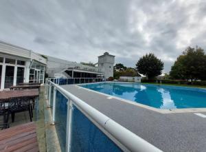 プールにあるSunset Lodgeの大型スイミングプール +16枚の写真