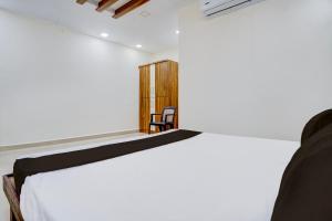 Voodi või voodid majutusasutuse Hotel O Shree Prabhat toas