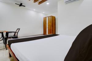Voodi või voodid majutusasutuse Hotel O Shree Prabhat toas