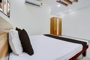 Voodi või voodid majutusasutuse Hotel O Shree Prabhat toas