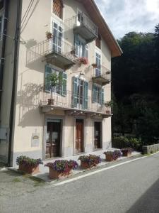 a building with flowerpots on the side of a street at Ponte Fontana in Campiglia Cervo