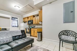 Η κουζίνα ή μικρή κουζίνα στο 6 Mi to Falls Lake Studio Stay in Raleigh!