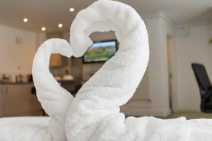 Giường trong phòng chung tại City Heights Studio - Short Stays UK