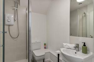 Phòng tắm tại City Heights Studio - Short Stays UK +24 ảnh