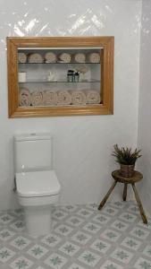 GajanoにあるCosta Marina, casa con encanto cerca mar G10996のバスルーム(トイレ付)、棚(タオル付)