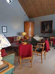 Et opholdsområde på Villa Fjara sleeps 34