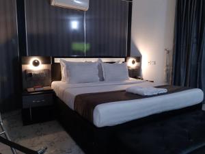 Postel nebo postele na pokoji v ubytování G-pinnacle Hotel