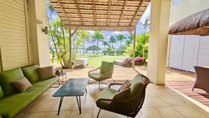 O zonă de relaxare la Grand Baie Villa des amis sur la plage.