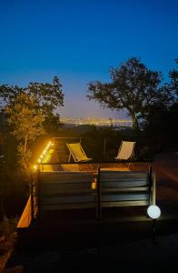 雷阿德雷德雷斯泰勒Double Family Villa12 people with Pool near Cannes的夜间的长凳和两张躺椅