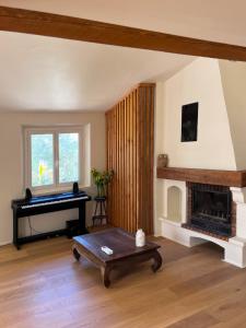 雷阿德雷德雷斯泰勒Double Family Villa12 people with Pool near Cannes的客厅配有钢琴和茶几