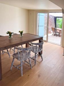 雷阿德雷德雷斯泰勒Double Family Villa12 people with Pool near Cannes的配有木桌椅的餐厅 更多30张照片