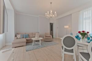 salon z kanapą i stołem w obiekcie Imperial Apartments - Galeria w mieście Sopot