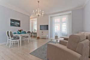 salon z kanapą i stołem w obiekcie Imperial Apartments - Galeria w mieście Sopot