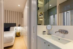 - une salle de bains blanche pourvue d'un lavabo et d'un lit dans l'établissement Be Mate Blasco de Garay, à Madrid 44 autres photos