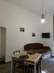 a living room with a table and a couch at Trasimeno Vacanze in Passignano sul Trasimeno