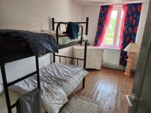 Postel nebo postele na pokoji v ubytování Spacious House in Brunehaut with Lake View