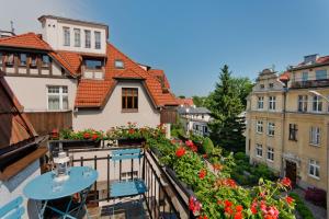 balkon domu z kwiatami w obiekcie Imperial Apartments - Galeria w mieście Sopot