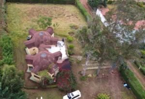 an aerial view of a large house with a car at Hermosa Cabaña en Samaipata in Samaipata