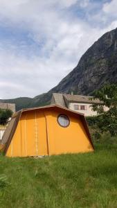 蒂瑟达尔Fjordshelter Gramping的房屋前草上的一个帐篷