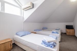 ソフィアにあるYubim roomsの窓のある部屋にベッドが2つある +5枚の写真