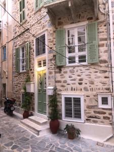 Το κτήριο όπου στεγάζεται  το διαμέρισμα