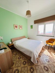 パルミにあるCasa Tramontoのベッドと机と窓のある寝室 +14枚の写真