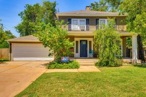 una casa con una puerta azul y un patio en 3 Mi to Dtwn OKC Pet-Friendly Paseo Gem!, en Oklahoma City