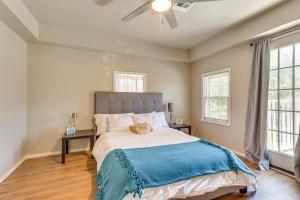 Un dormitorio con una cama grande y dos ventanas. en 3 Mi to Dtwn OKC Pet-Friendly Paseo Gem!, en Oklahoma City