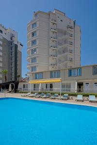 Piscina de la sau aproape de Citrus Park Hotel