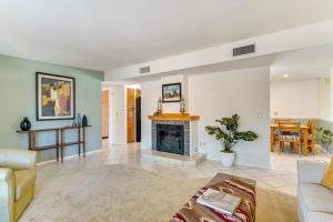 un salon avec une cheminée et un canapé dans l'établissement Near Catalina Hiking Trails Mtn-View Home with Pool, à Tucson