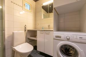 ルカにあるKotokuusi 4 - Ulkoilijoiden suosikkikohde, sisältää siivouksen ja Wifinのバスルーム(洗濯機、トイレ付)