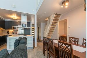 ルカにあるKotokuusi 4 - Ulkoilijoiden suosikkikohde, sisältää siivouksen ja Wifinの家の中の階段のあるキッチンとダイニングルーム
