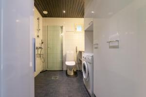 ルカにあるKotokuusi 4 - Ulkoilijoiden suosikkikohde, sisältää siivouksen ja Wifinのバスルーム(トイレ、洗濯機付) +25枚の写真