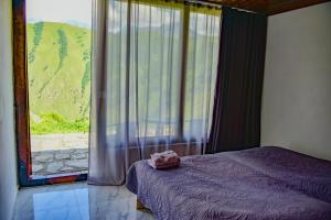 una camera da letto con un letto e una grande finestra di Ardoti Inn a Ardoti