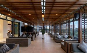 内罗毕Radisson Blu Hotel, Nairobi Upper Hill的大厅,在大楼里配有沙发和电视