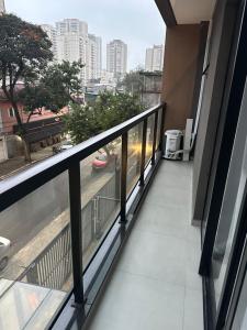 a balcony with a view of a city street at Apartamento 1 dorm,com ar,frente faculdade in São Paulo