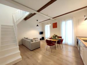 Ruang duduk di Le Duplex by Le Prince
