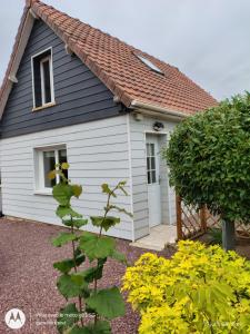 a small house with a black and white at "Les barbiots" Jolie dépendance proche plages in Offranville