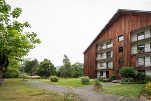 un condominio con un parco accanto di Un Jardin Au Coeur De Luchon a Luchon