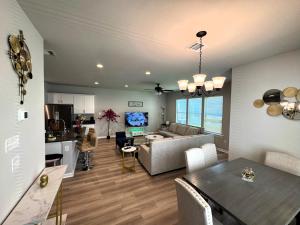 TV a/nebo společenská místnost v ubytování The Modern and Stylish Hangout Hub by LSU - CB1022