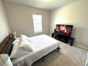 Postel nebo postele na pokoji v ubytování The Modern and Stylish Hangout Hub by LSU - CB1022