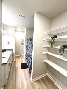 Kuchyň nebo kuchyňský kout v ubytování The Modern and Stylish Hangout Hub by LSU - CB1022