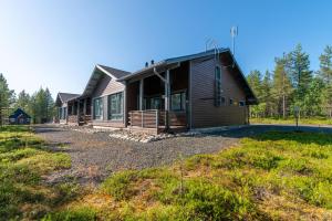ルカにあるKotokuusi 4 - Ulkoilijoiden suosikkikohde, sisältää siivouksen ja Wifinの庭付き森の家