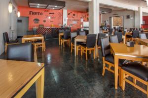 a dining room with wooden tables and chairs at OYO Hotel Del Parque in Guadalajara