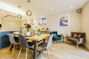 a dining room and kitchen with a table and chairs at Elegant 2-Bed Luxury Apartment - Prime Location in Bristol