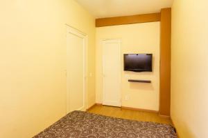 a small room with a tv on the wall at OYO Hotel Del Parque in Guadalajara