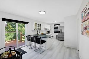 Kuchyň nebo kuchyňský kout v ubytování Sleep 8 Hot Tub Backyard Retreat 5 Min To Falls