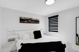 Postel nebo postele na pokoji v ubytování Sleep 8 Hot Tub Backyard Retreat 5 Min To Falls + 40 fotografií